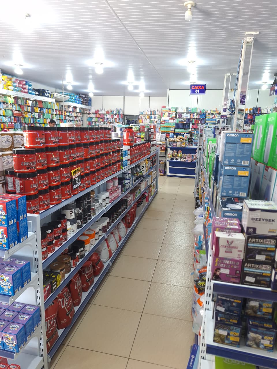 Corredor com suplementos e produtos de saúde na Drogaria Sao Paulo